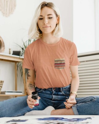 Camiseta Básica Bolsillo Étnico Teja